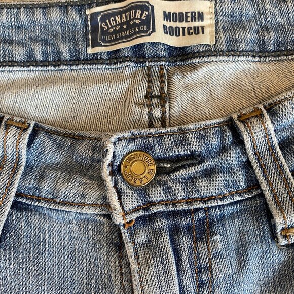 Levi’s signature light wash modern bootcut jeans with flared leg. Women's size 8 - Picture 6 of 9